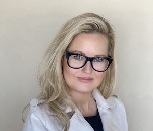 MINDY HINDMARSH JOINS FIRST COMMUNITY BANK 